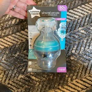 🏡NWT Tommee tippee advanced anti-colic bottle, pacifier, cleaning brush